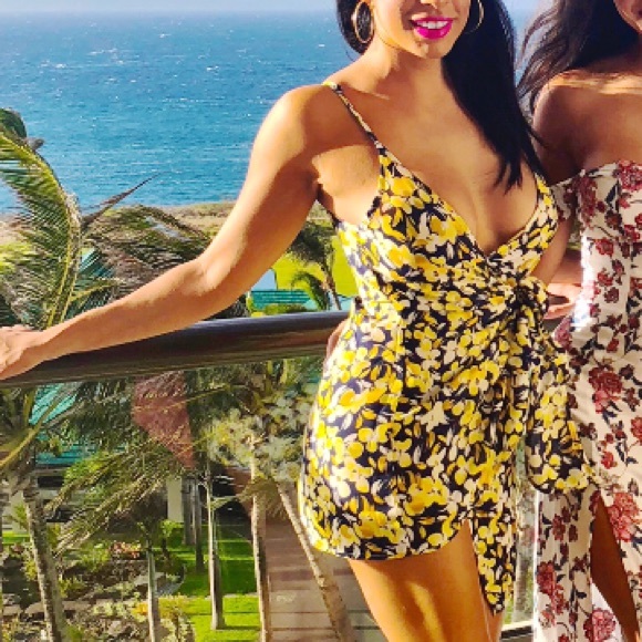 Dresses & Skirts - Cute boutique floral wrap dress